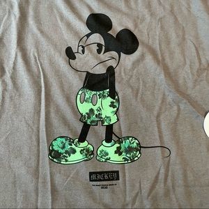 🆕 Neff Disney Mickey Mouse “Hands in Pockets” T-shirt.